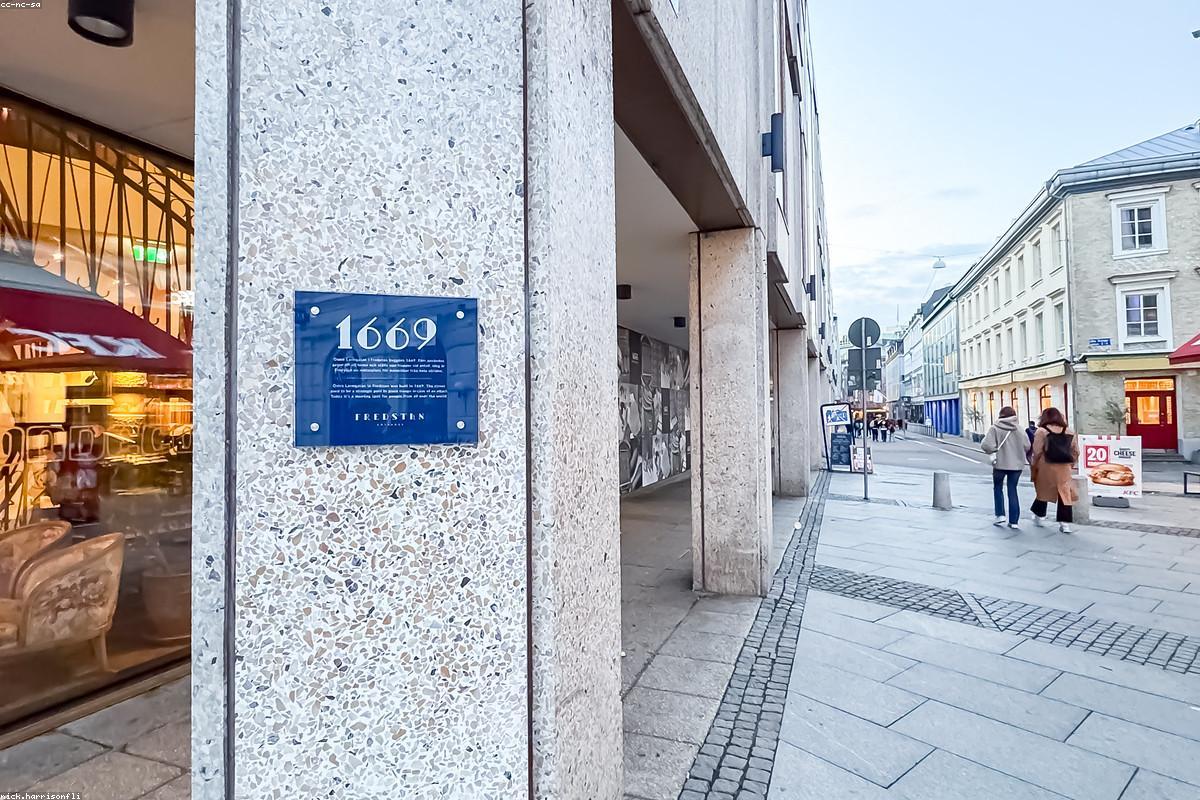 Couvreur posant des ardoises sur une toiture en pente à Rennes